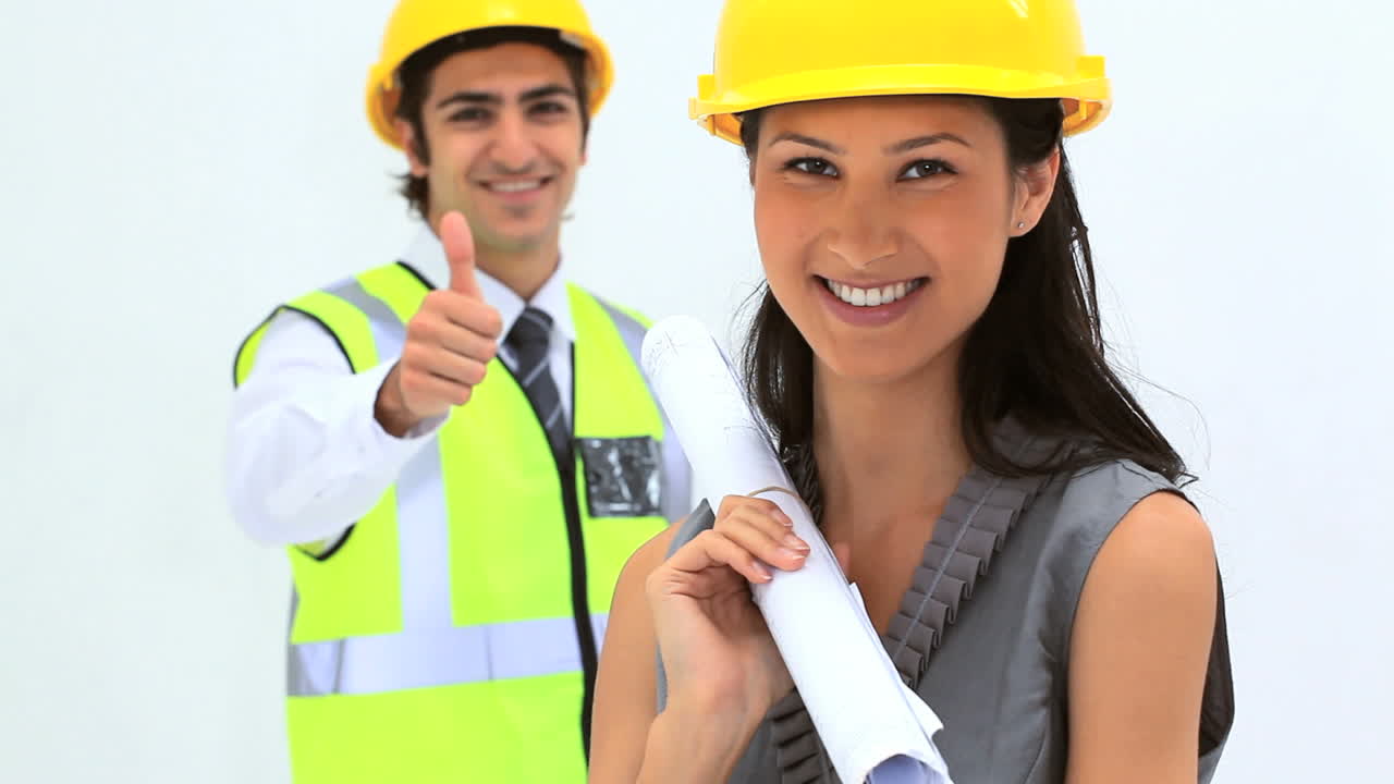 personas de negocios que usan casco de seguridad