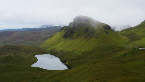 amplio disparo de dron de quiraing the landslip en la cara este de meall na suiramach en escocia