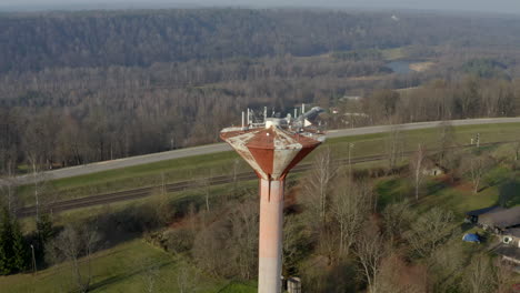 tiro en órbita alrededor de la torre de agua reutilizada que alberga antenas, cobertura 5g y amplificadores de señal