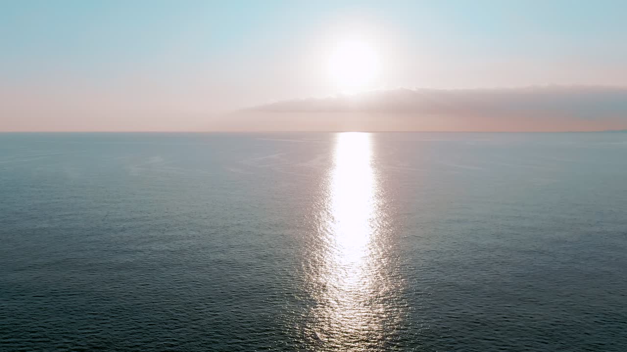 puesta de sol sobre el océano