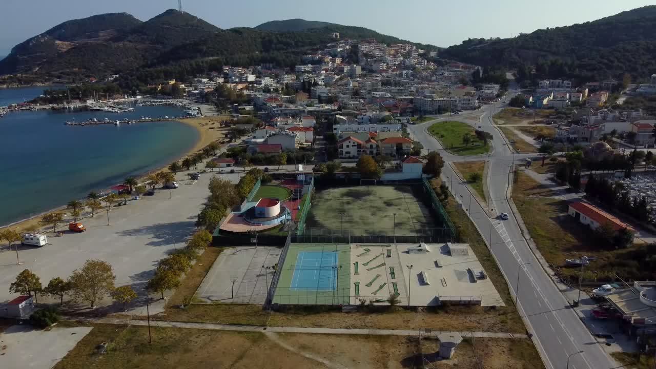 야외 스포츠 시설, 테니스, 농구, 축구, 미니 골프 및 스케이트 공원 상공에서 공중 강하