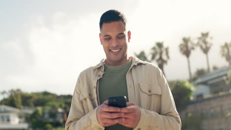 Teléfono,-Sonrisa-Y-Hombre-Al-Aire-Libre-Escribiendo