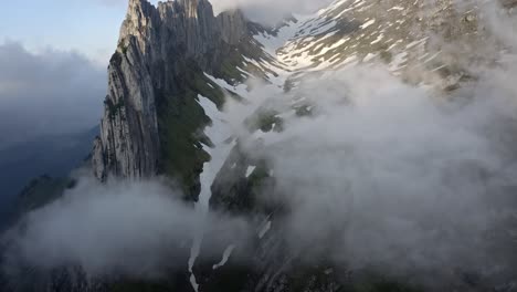 increíbles montañas rocosas en suiza, saxer lucke, durante un hermoso amanecer con un cielo azul claro