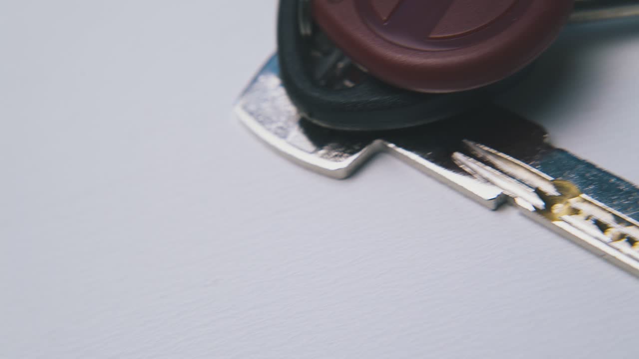 movimiento a lo largo de las teclas modernas acostadas en un fondo blanco vacío