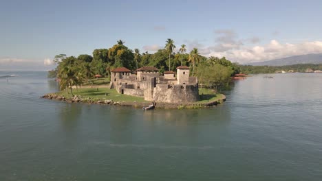 Rio-Dulce,-Fortaleza-Hispana-En-Guatemala,-Cinemática-Drone-Shot-Dji