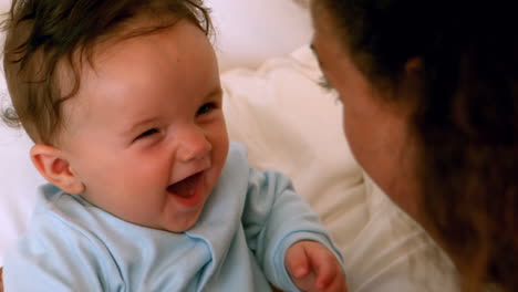 Madre-Abrazando-A-Su-Bebé-En-La-Cama