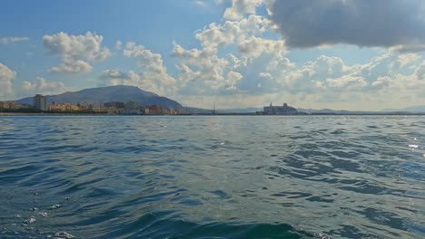 Skyline-Der-Stadt-Trapani-Vom-Boot-Aus-Gesehen,-Das-Rückwärts-Navigiert