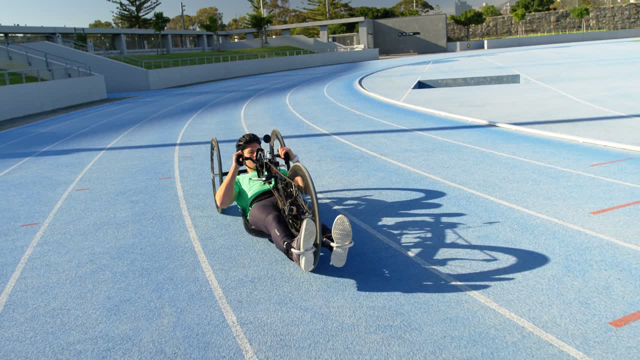 atleta discapacitado compitiendo en silla de ruedas 4k