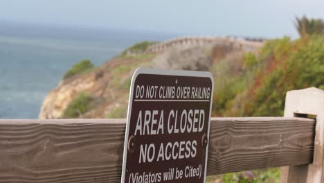 Señal-De-Advertencia-En-Los-Acantilados-Frente-A-La-Playa