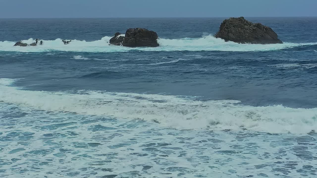 Onde che si infrangono contro le rocce lungo la costa di Tenerife, Spagna