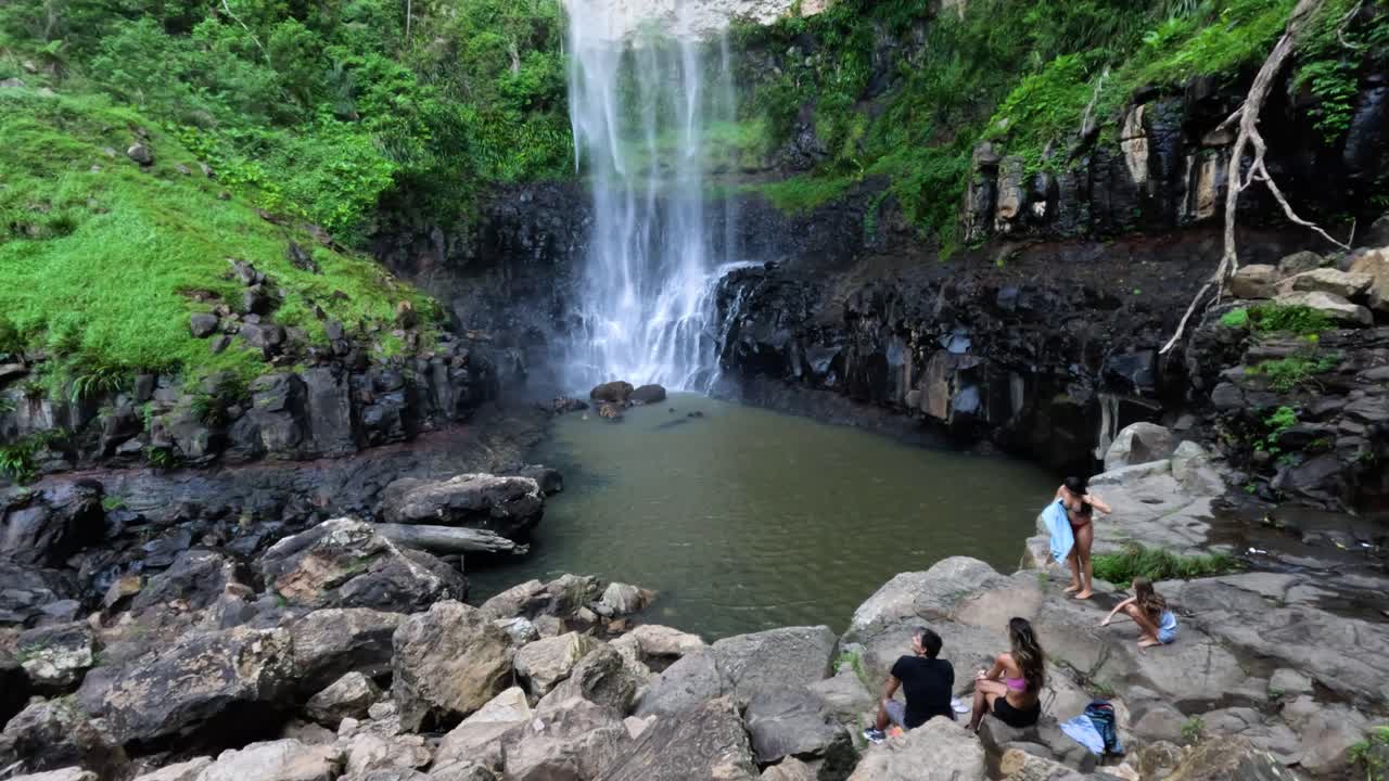 경치 좋은 폭포 전망 을 즐기는 사람 들