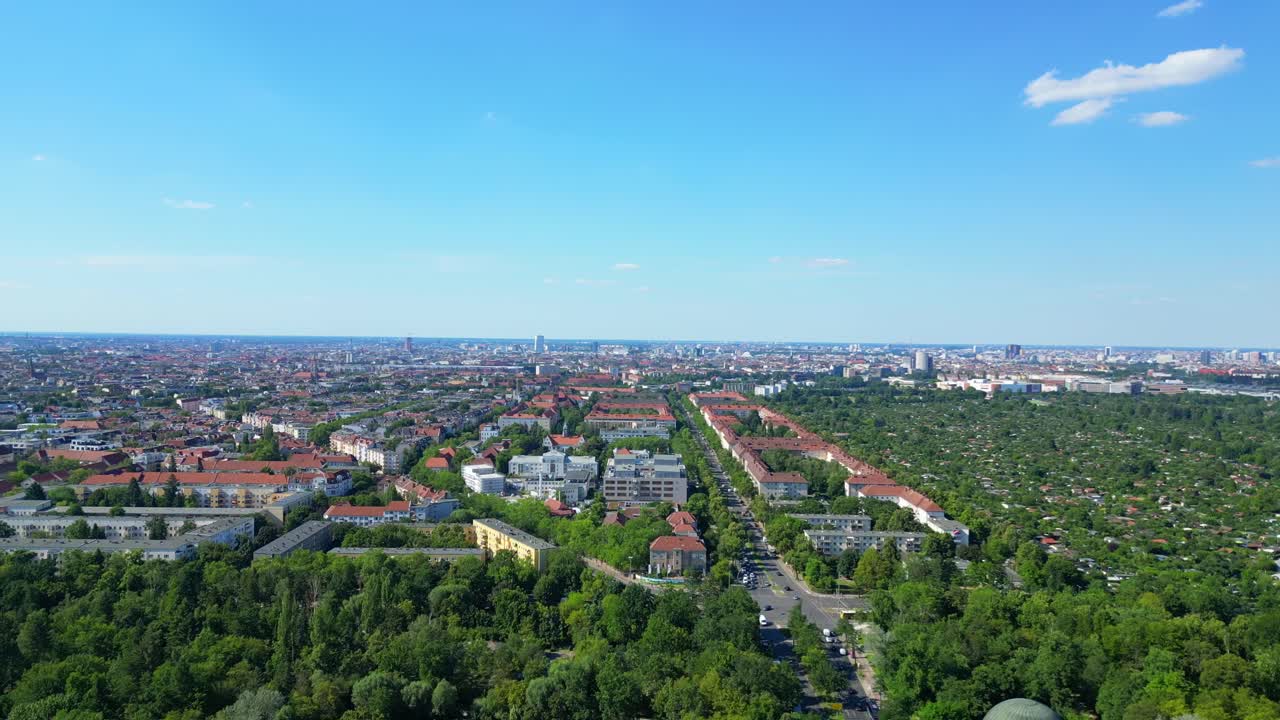 majestic vista aérea de arriba vuelo piscina pública insular, ciudad de berlín alemania día de verano 2023