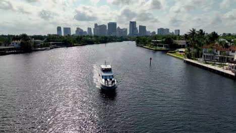 Antena-Sobre-Yate-Que-Revela-El-Horizonte-De-Fort-Lauderdale,-Florida