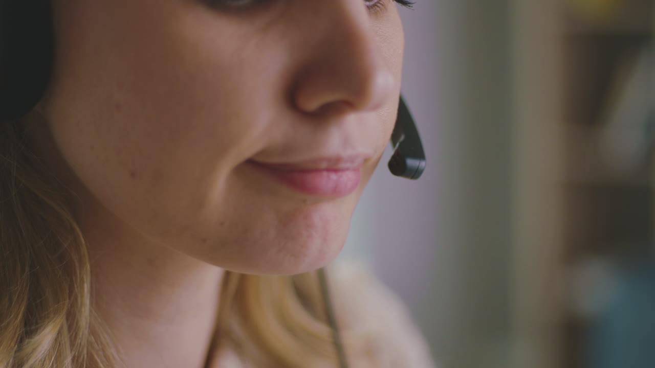 mujer joven dando consultas