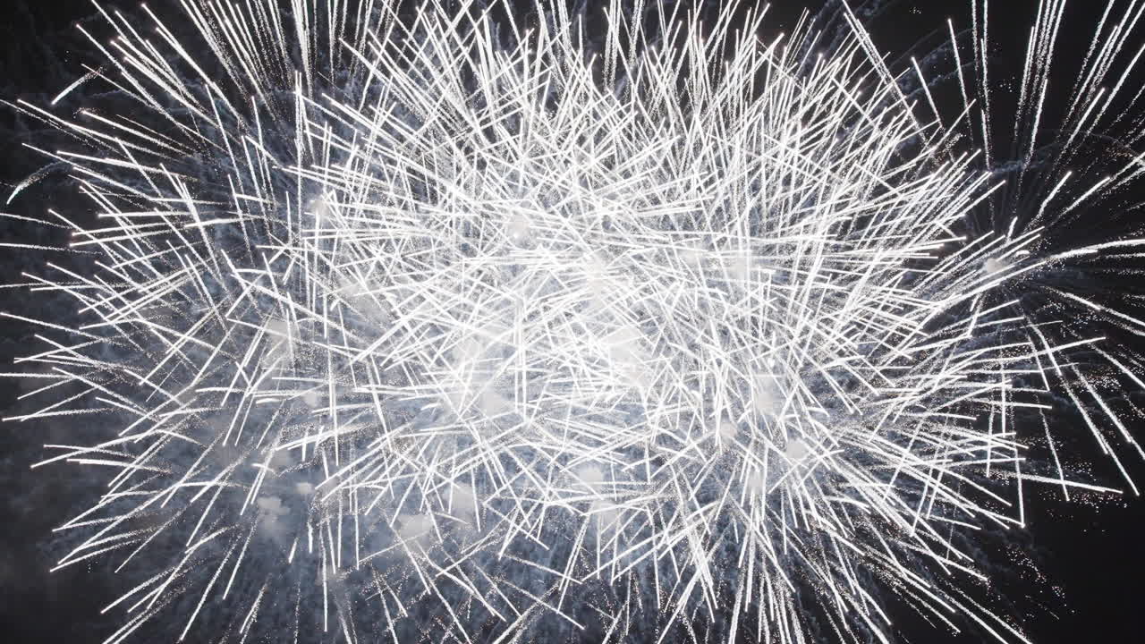 밤 에 다채로운 불꽃놀이