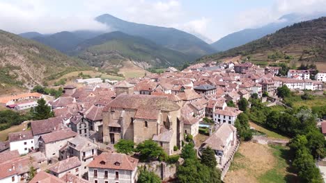 Aldea-De-Anso-En-El-Valle-De-Anso,-Huesca,-Aragón,-Pirineos-Españoles,-España---Vista-Aérea-De-Drones