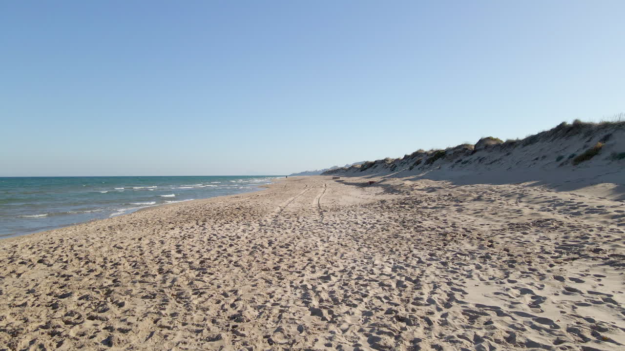 마레니, 발렌시아, 스페인에 있는 모래 언덕이 있는 빈 해변의 느린 상승 움직임이 있는 공중 전망