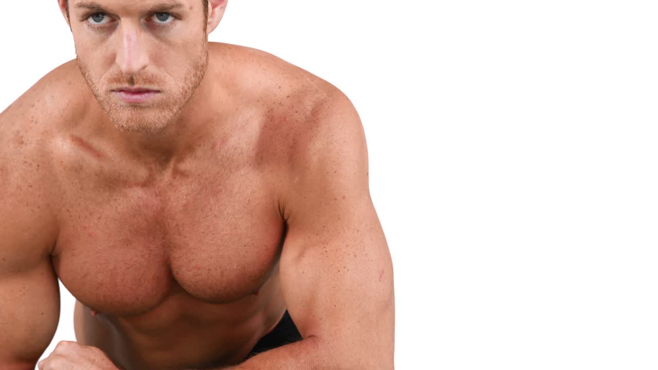 hombre musculoso haciendo ejercicios de tabla