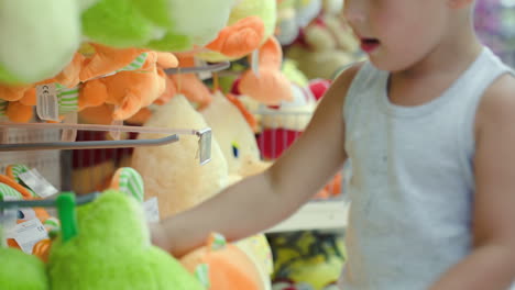 niño eligiendo juguete en la tienda