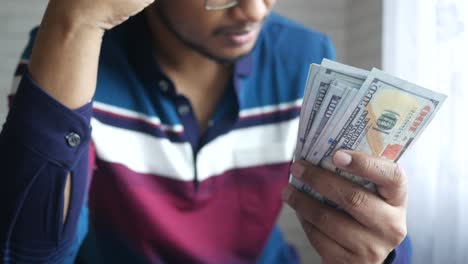hombre mirando el dinero