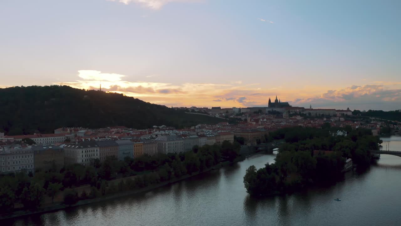 Città medievale di Praga accanto al fiume Moldava al crepuscolo nella Repubblica Ceca. Campo largo, drone