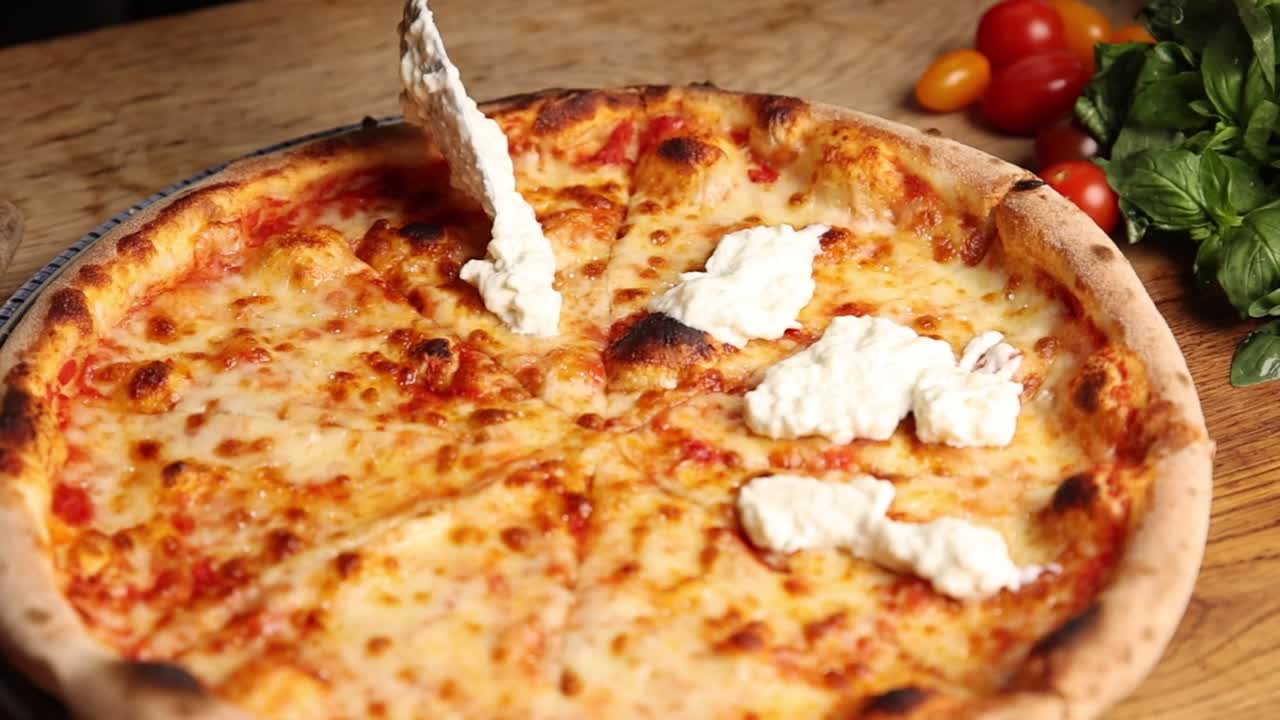Aggiunta di ricotta fresca a una deliziosa pizza Margherita