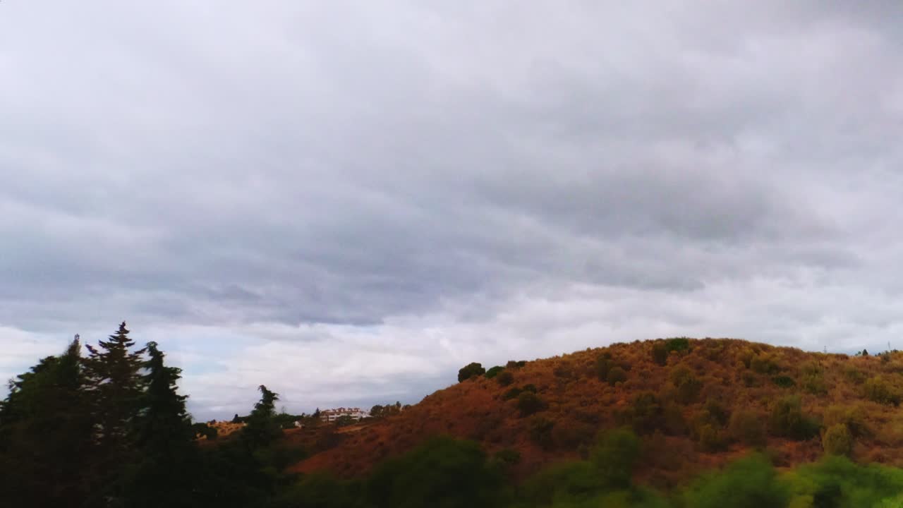 언덕을 지나가는 어두운 구름의 시간 경과