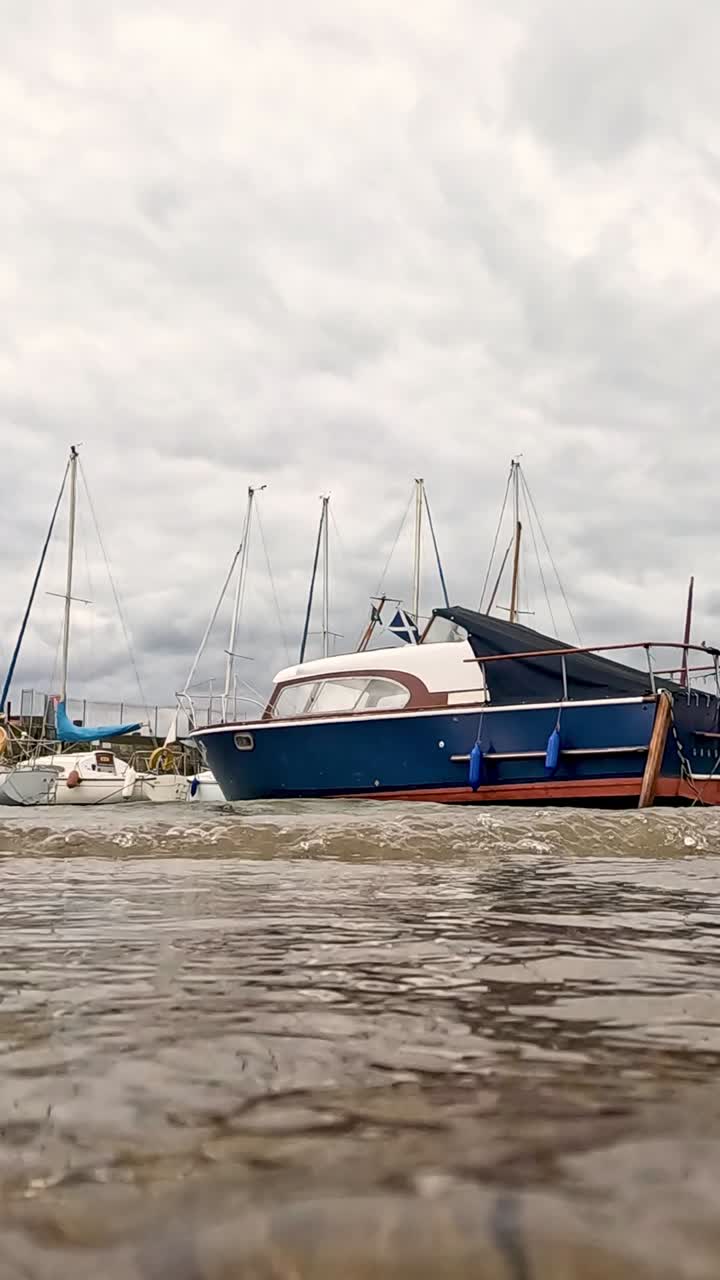 los barcos se balancean suavemente en el puerto de fife, escocia.