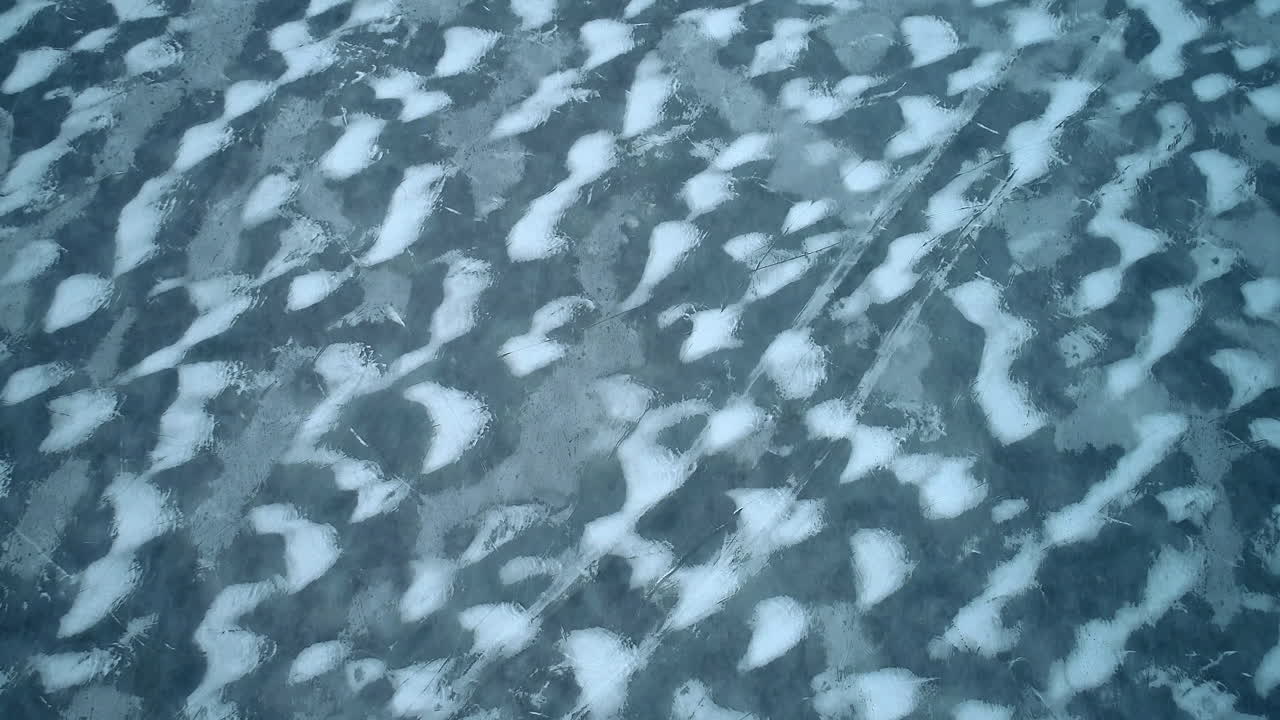 imágenes de drones del agua del lago helado