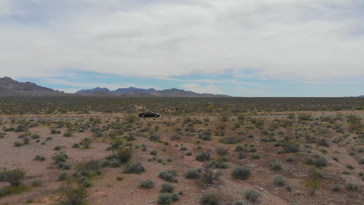 conduciendo un coche en el desierto