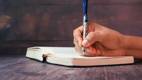 escritura a mano en un cuaderno con un bolígrafo de pluma de época