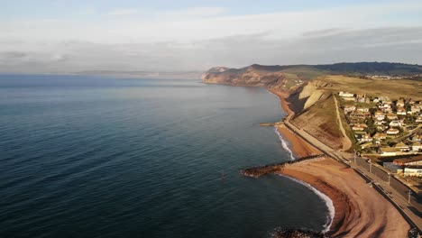 Vista-Matutina-De-Las-Tranquilas-Aguas-Del-Canal-Inglés-Con-La-Playa-De-West-Bay-En-Dorset