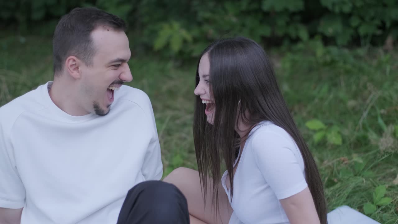 피크닉을 즐기는 커플