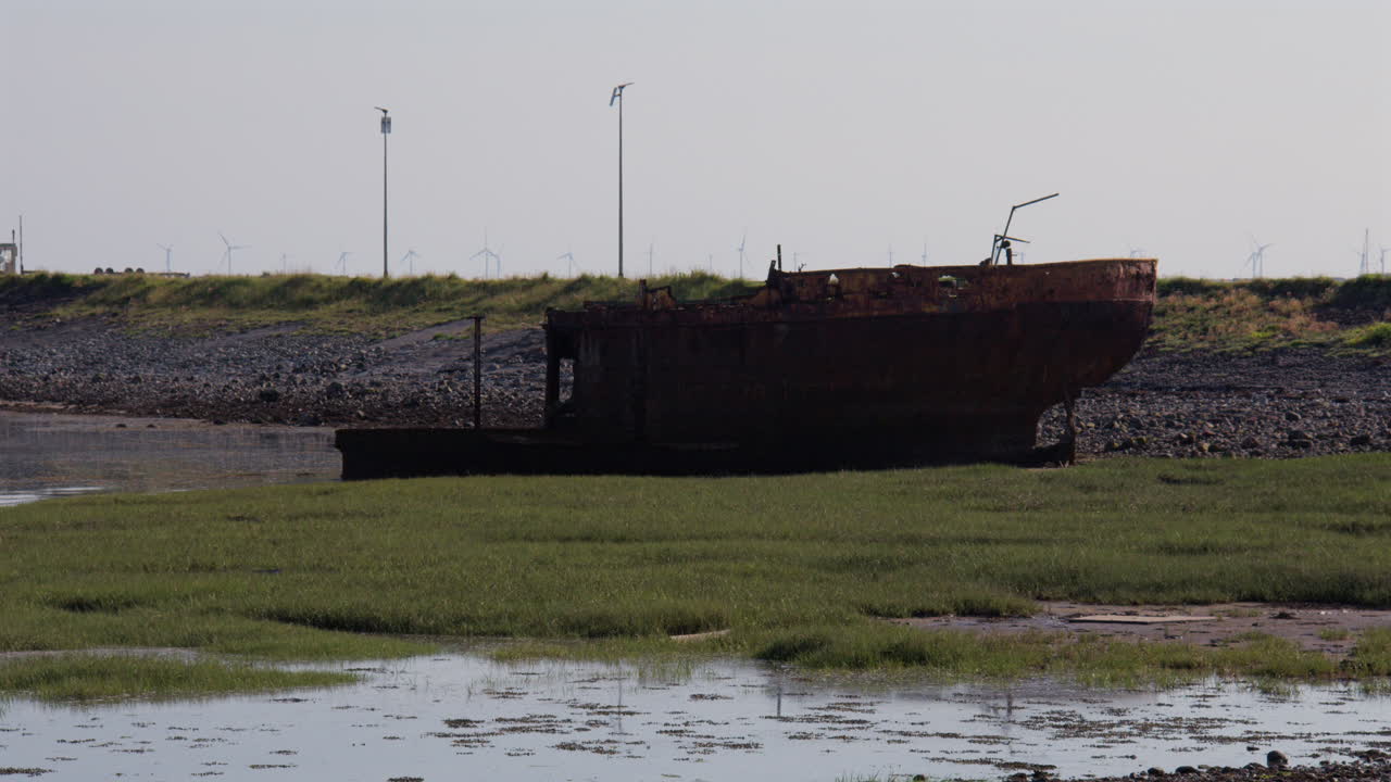 Langt skud af et forladt fiskebådsvrag ved Roa Island, Barrow-in-Furness.