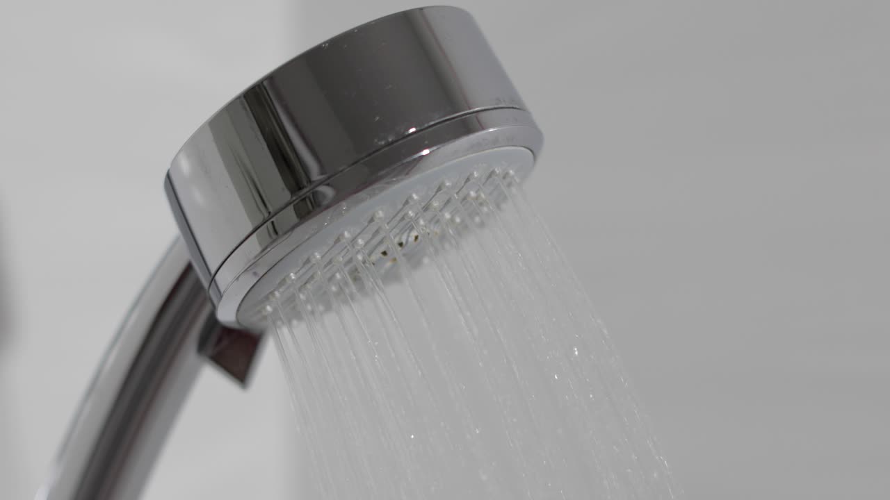 cabeza de ducha en el baño con gotas de agua que fluyen. gotas de water en la cabeza de ducha