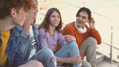 Un-Grupo-De-Cuatro-Amigos-Adolescentes-De-Dos-Chicas-Y-Dos-Chicos-Conversando