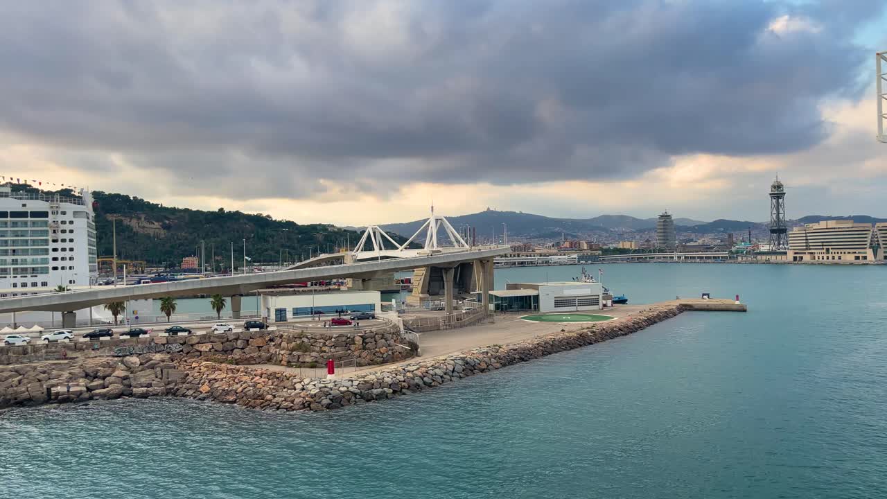 Porto di Barcellona da un nuovo ponte di partenza per crociere in barca.