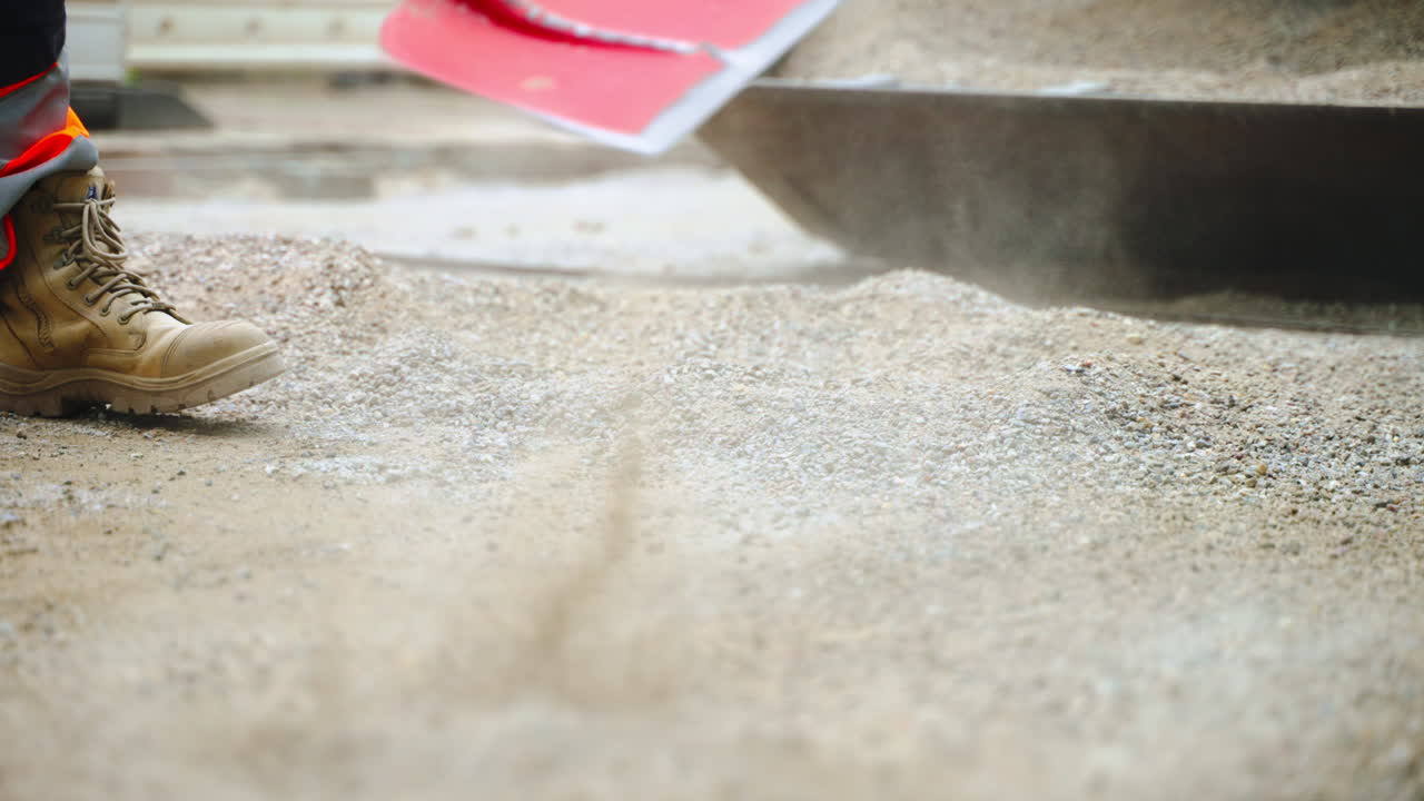 자갈 을 는 건설 노동자