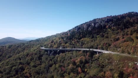 Aerial-Fall-Colors-at-Linn-Cove-Viaduct-on-Grandfather-Mountain-in-4K