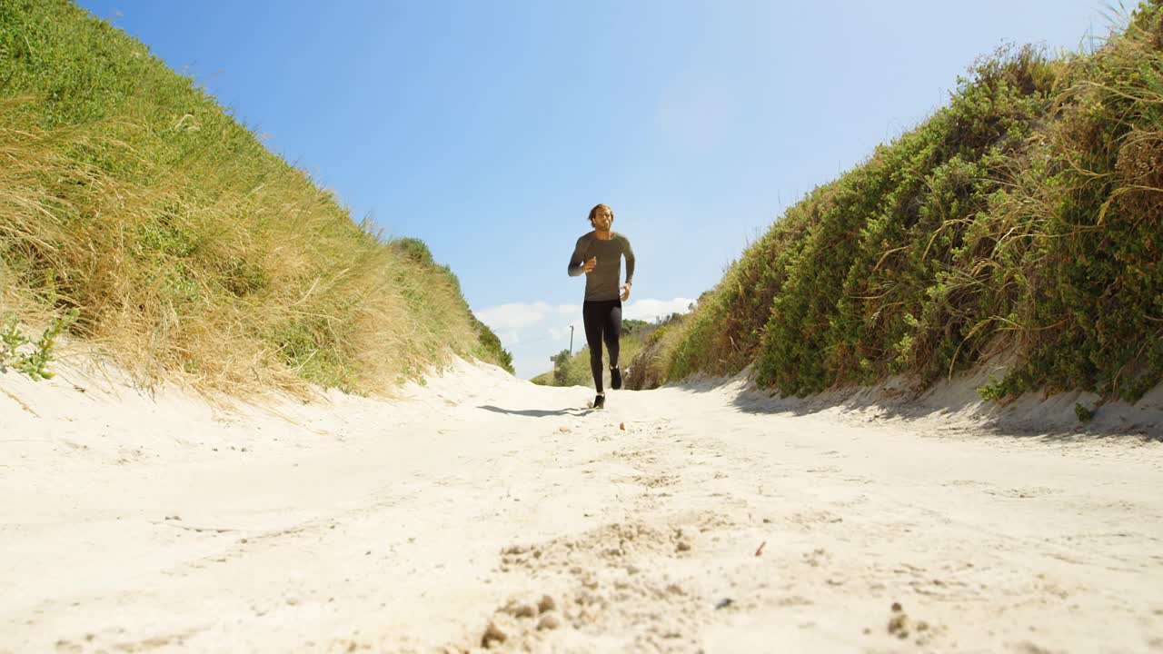 트라이애슬레트 선수 가 트레일 에서 조 ⁇  하고 있다