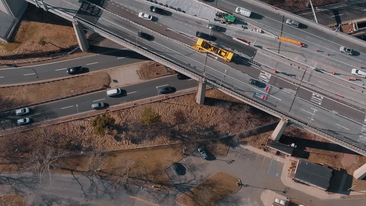 Verkeer en wegen die elkaar kruisen in New York City gedurende de dag
