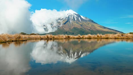 Espejo-De-La-Naturaleza:-Monte-Taranaki-Con-Reflejo-De-Agua-En-Un-Cautivador-Metraje-De-Archivo