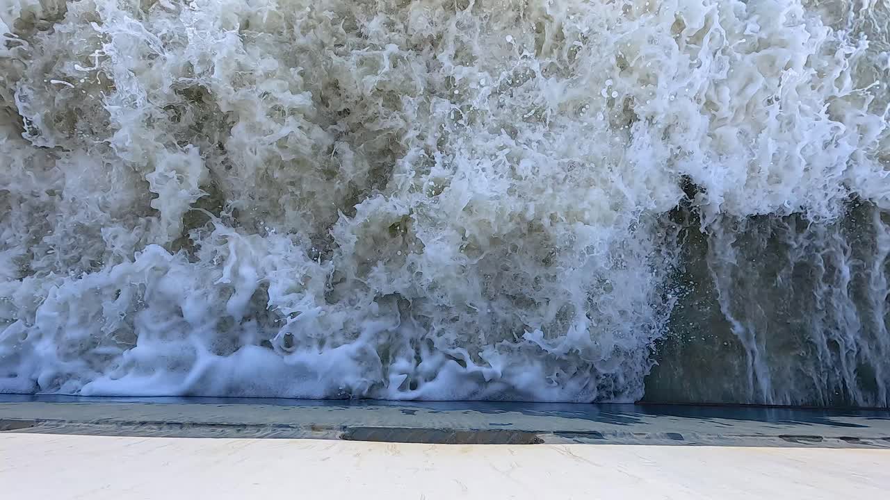 큰 파도가 장벽에 부히고