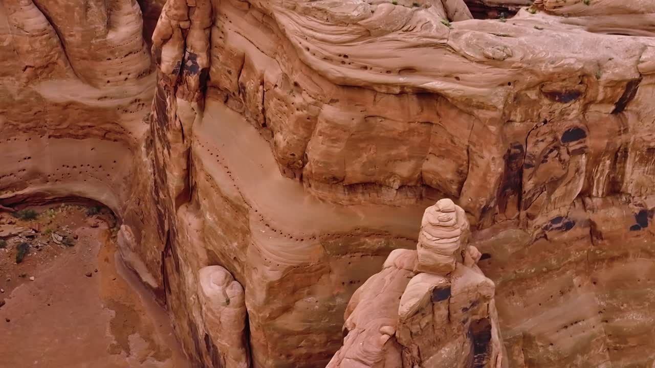 Esplorare le formazioni rocciose nella Moab Valley, nello Utah, durante le ore diurne