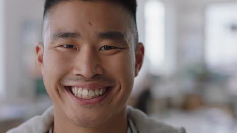 초상화 젊은 아시아 사업가 학생 미소 행복 자랑스러운 기업가 사무실 작업 공간에서 성공적인 스타트업 회사를 즐기고