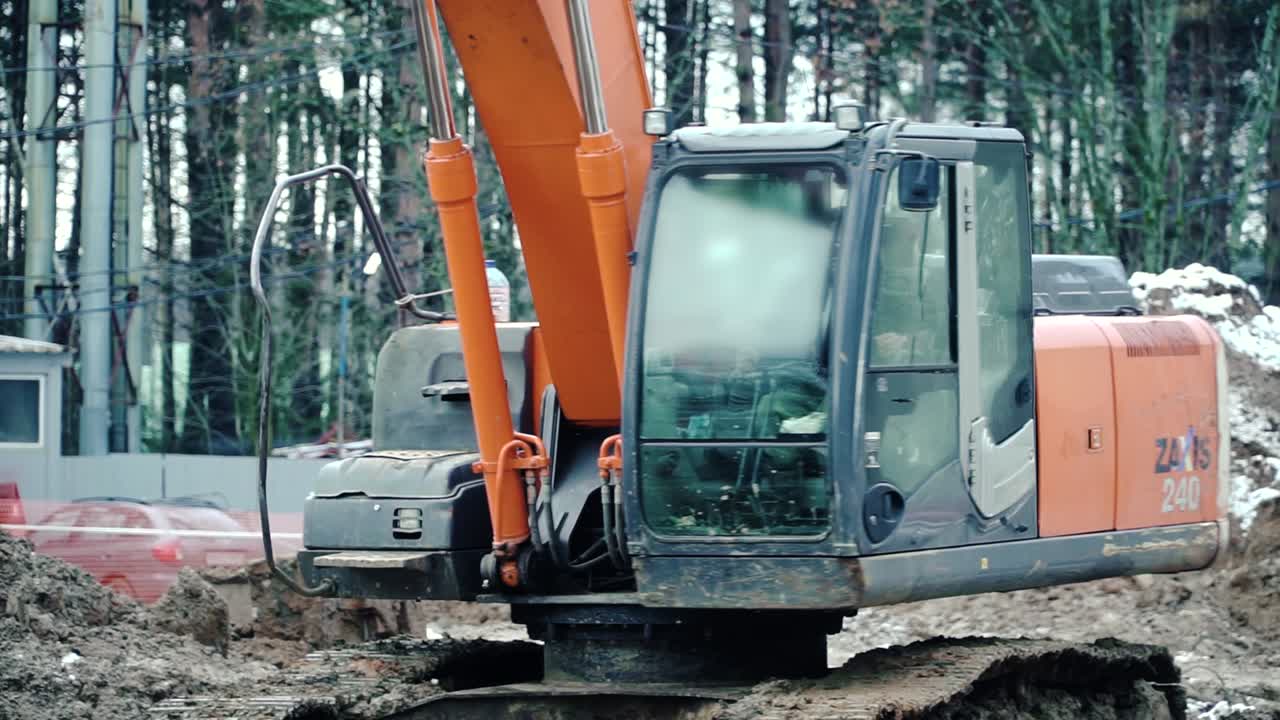 excavadora en un sitio de construcción en invierno