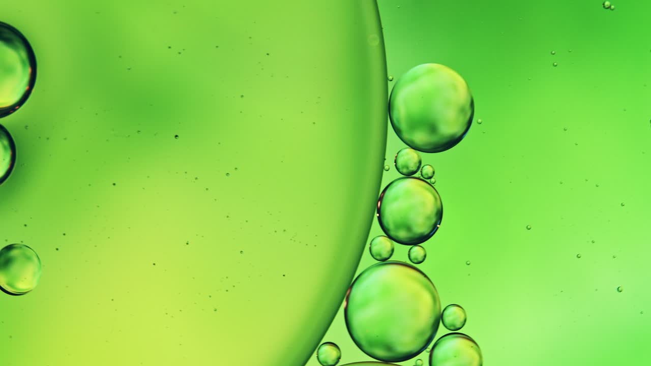 추상적인 다채로운 음식 기름 방울 거품과 구가 흐르고