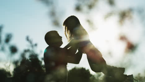 padre e hija jugando al aire libre