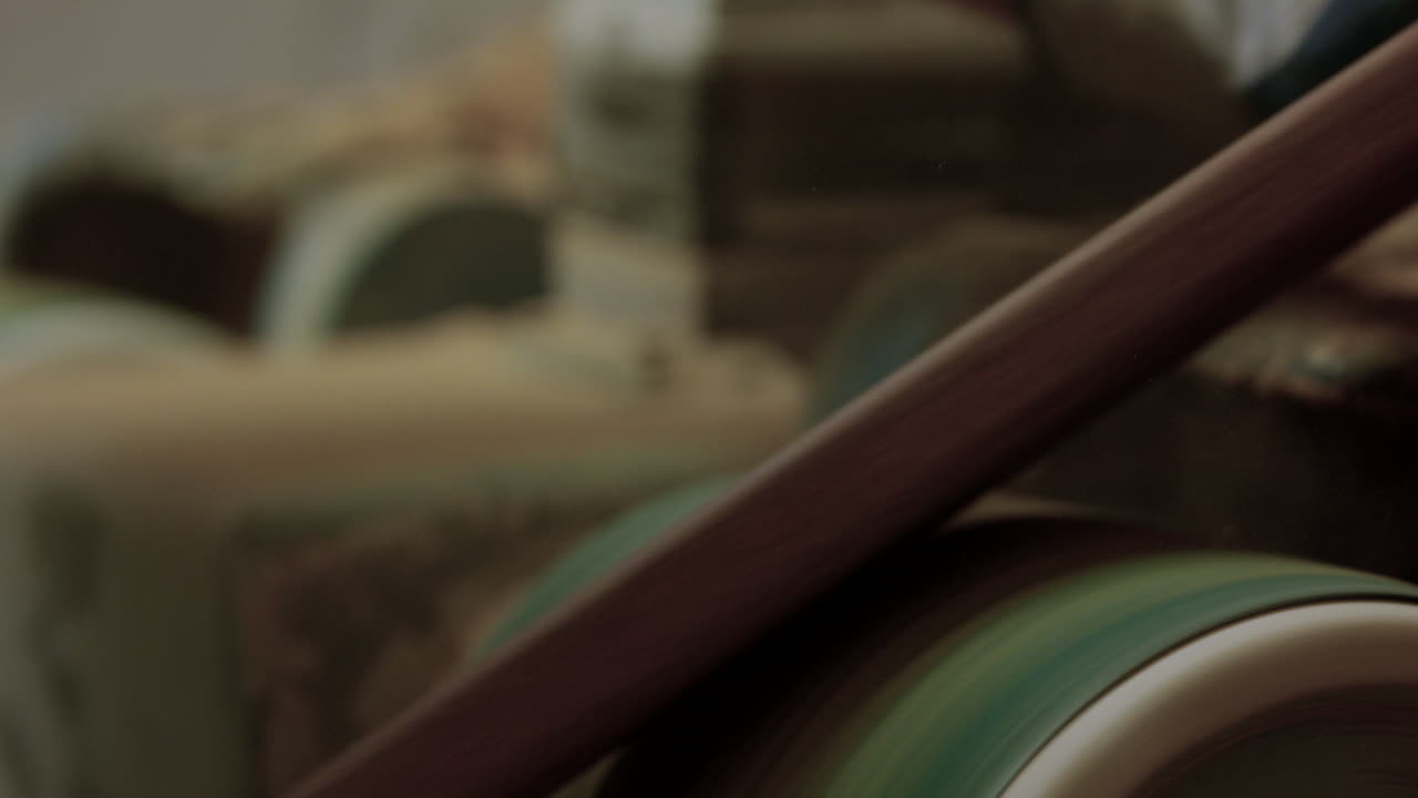 나무 조각을 샌딩하는 남자 - 샌딩 드럼에 나무를 들고 손에 가까이