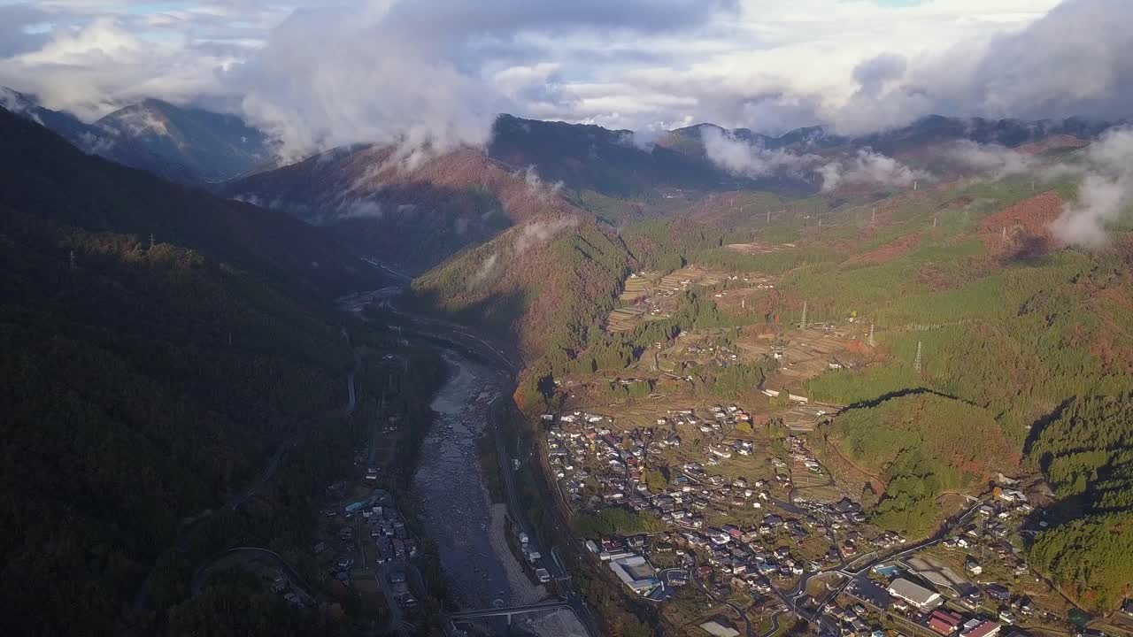Il fiume Kiso attraversa la valle attraverso la foresta delle Alpi Centrali a Nagiso, in Giappone